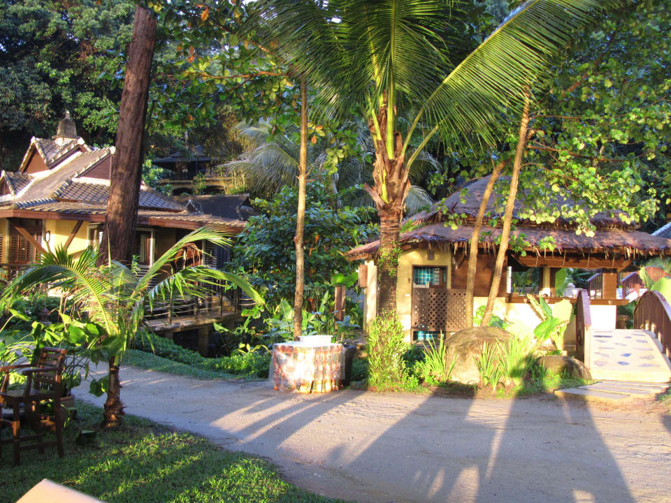 Die Bungalows beim Pool in der Nähe zum Strand Moracea by Khao Lak Resort