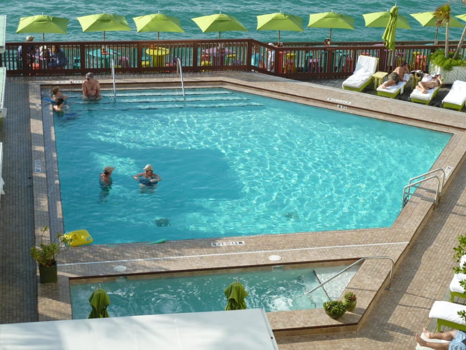 Pool/Whirlpool aus der Zimmersicht Hotel Ocean Key Resort & Spa