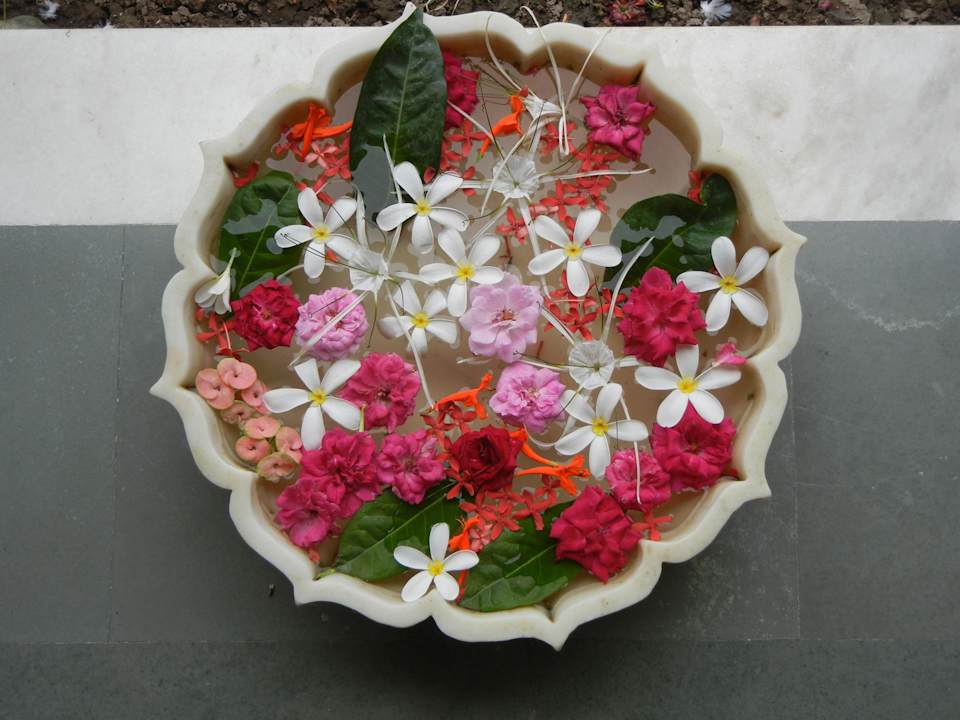 Blumenarrangement King's Abode Hotel