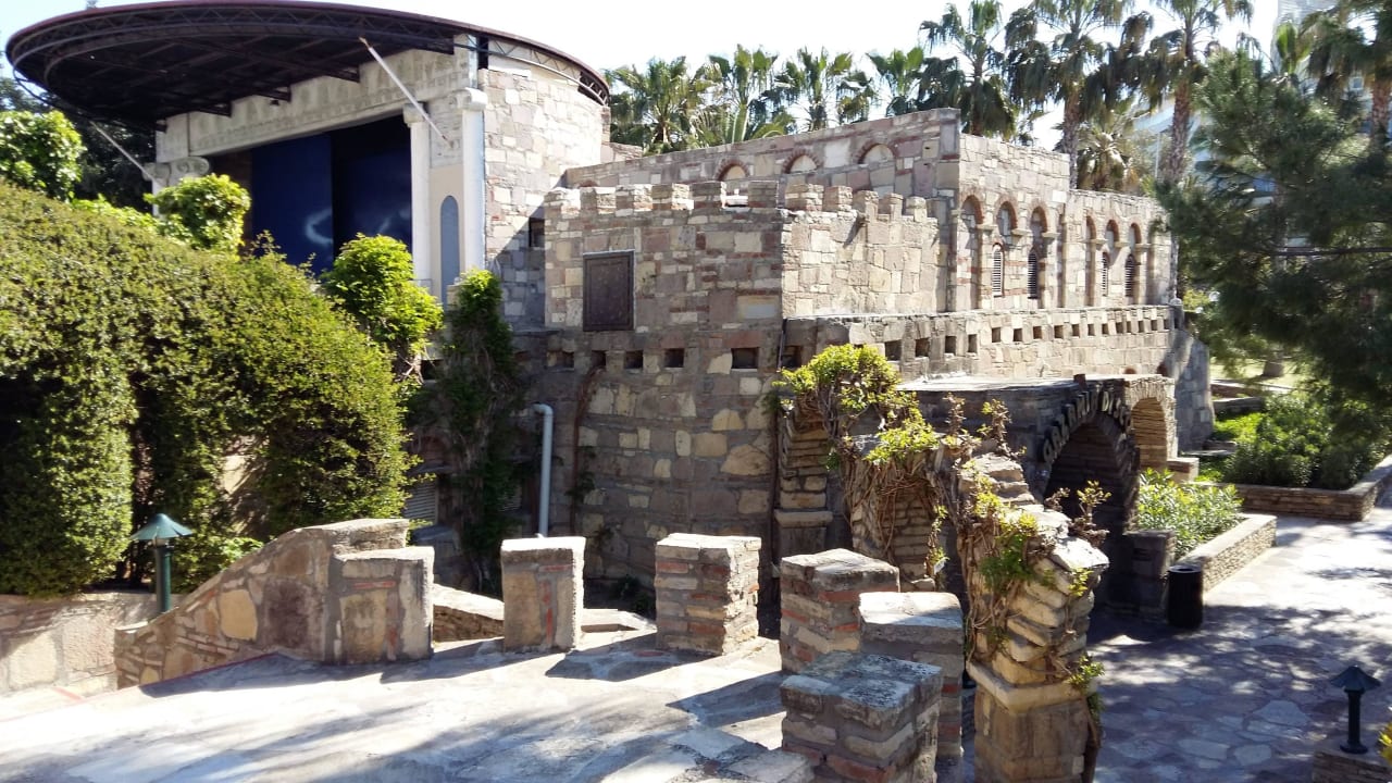 Theater Arum Barut Collection