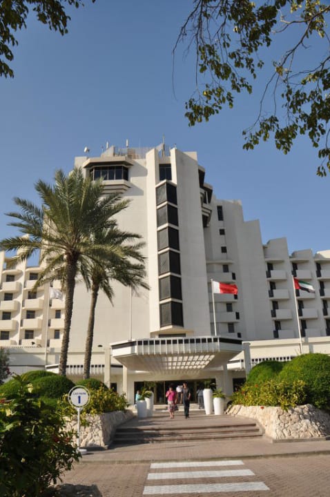 Vorderansicht vom Parkplatz aus JA Beach Hotel