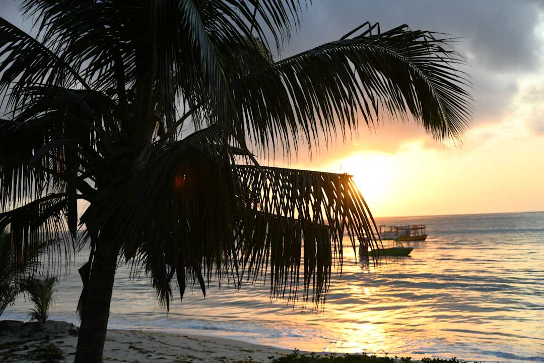 Strand Travellers Beach Hotel & Club