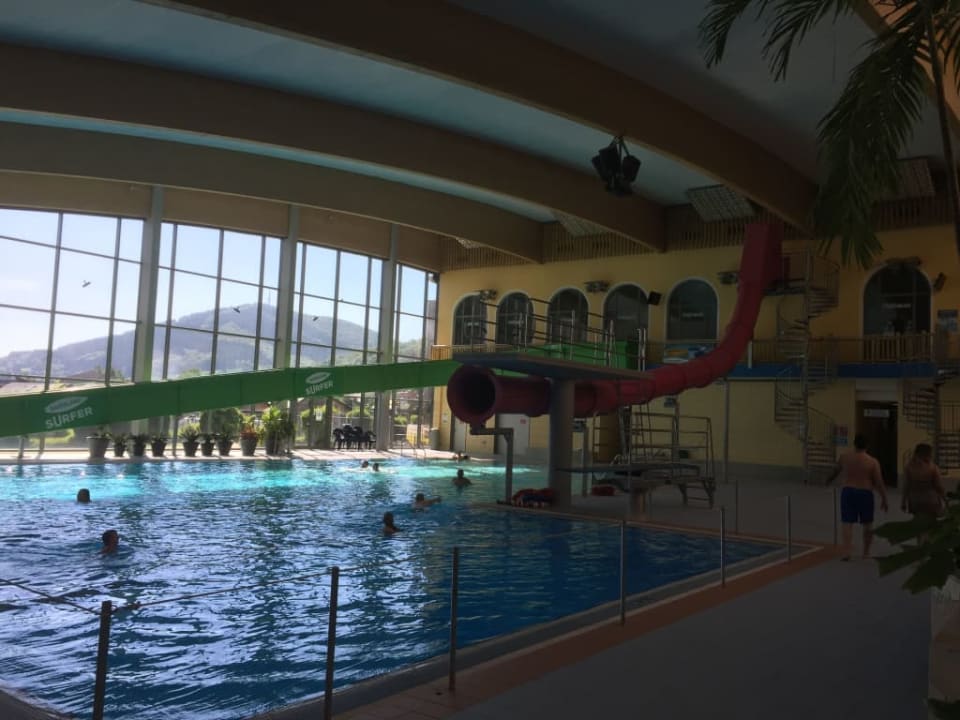 Schwimmbecken mit Sprungturm Ferienhäuser AquaMagis Plettenberg Resort