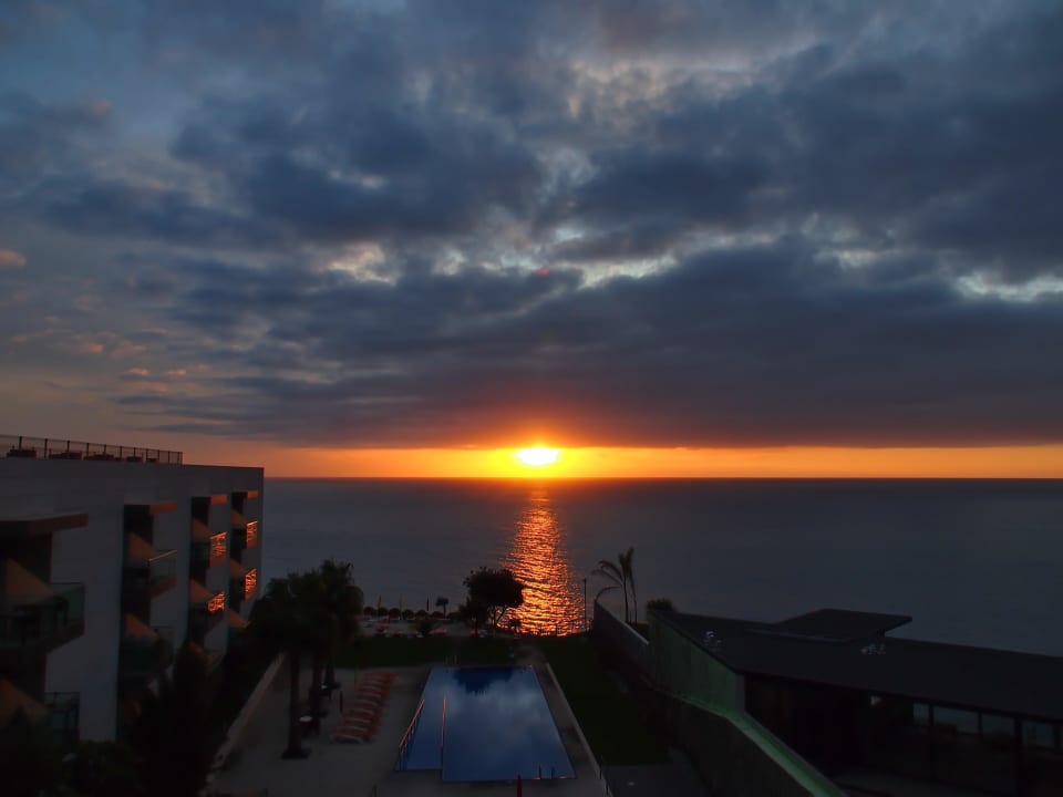 Вид на океан и бассейн Hotel Golden Residence