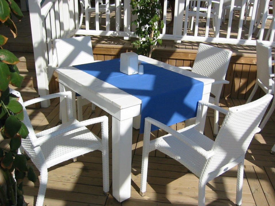 Sitzgelegenheit an der Strandbar Can Garden Resort