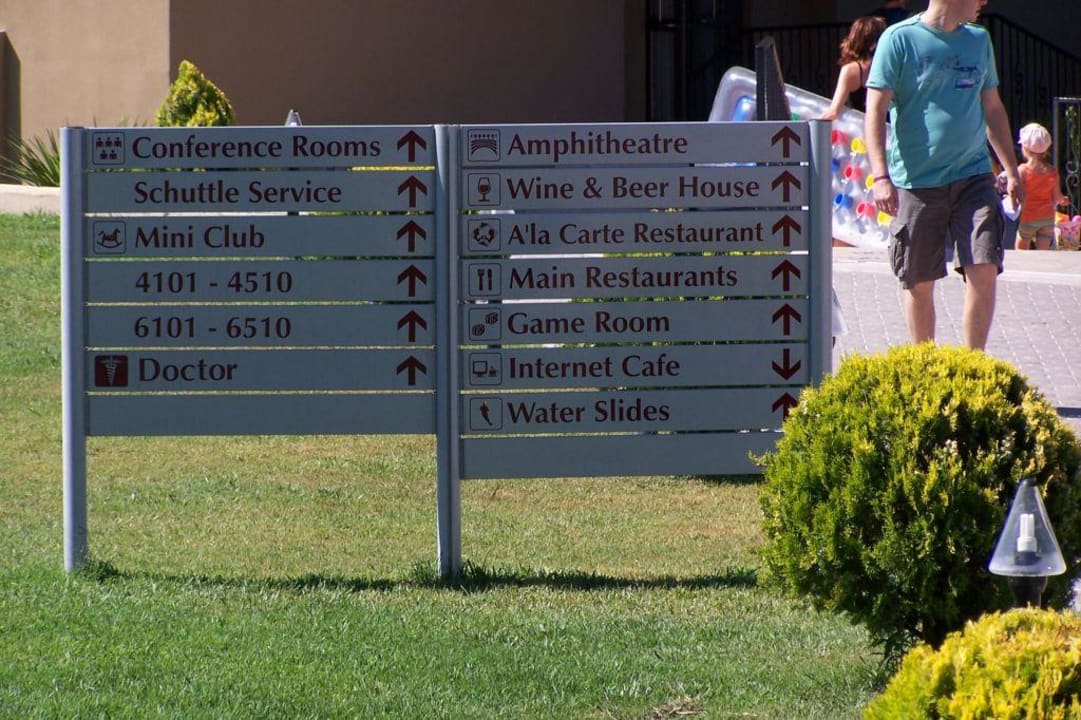 Schilder zeigen wo es lang geht Hotel Victory Resort