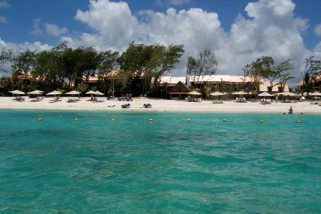 Vom Boot gesehen Crystals Beach Resort Belle Mare, a member of Radisson Individuals