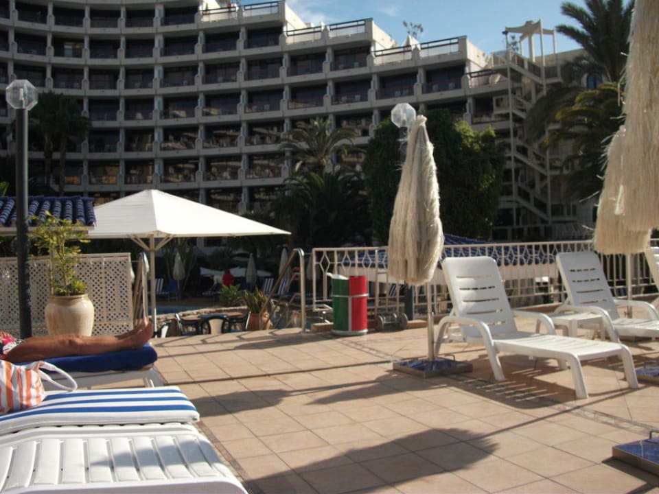 Liegen mit Sonnenschirm Seaside Hotel Sandy Beach
