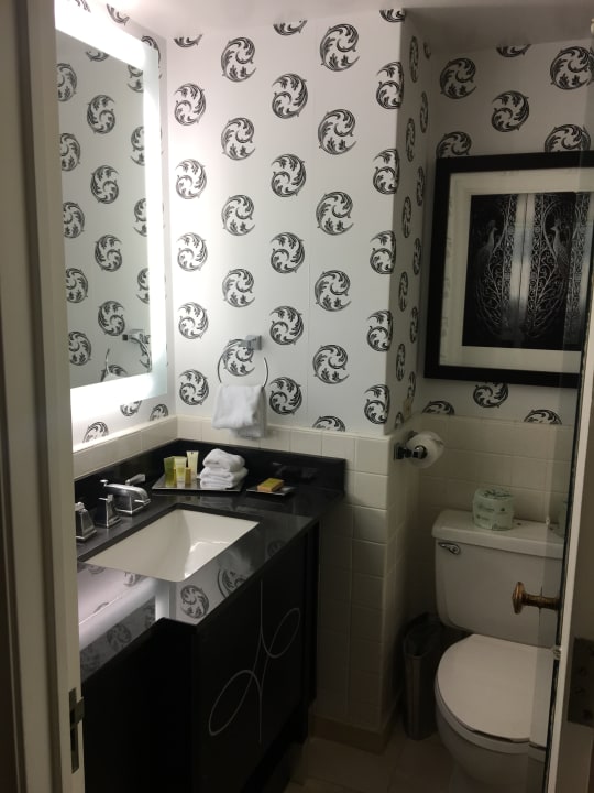 Badezimmer mit Badewanne  Palmer House A Hilton Hotel