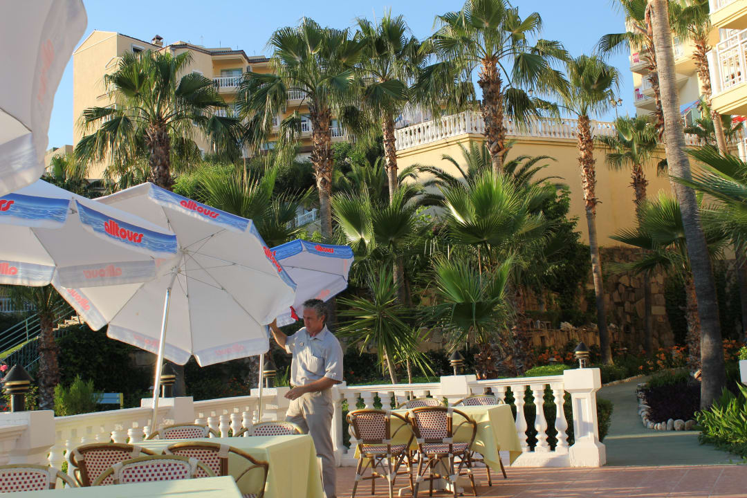 Der Gastrochef persönlich richtet die Sonnenschirme Iz Flower Side Beach Hotel