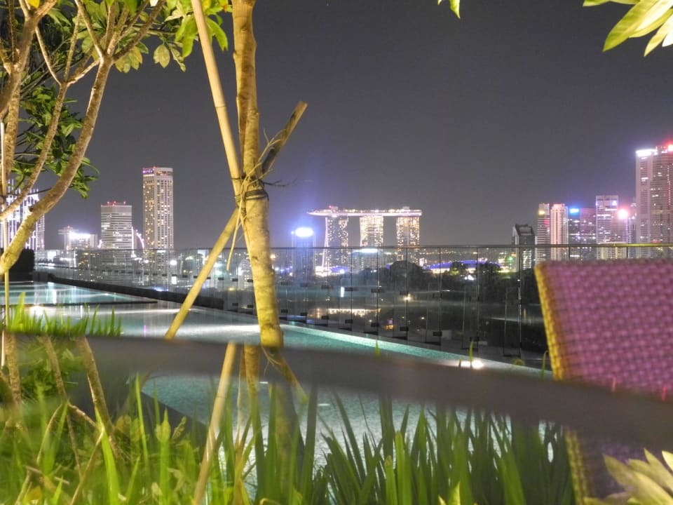 Blick vom Pool am Abend Hotel Jen Orchardgateway Singapore