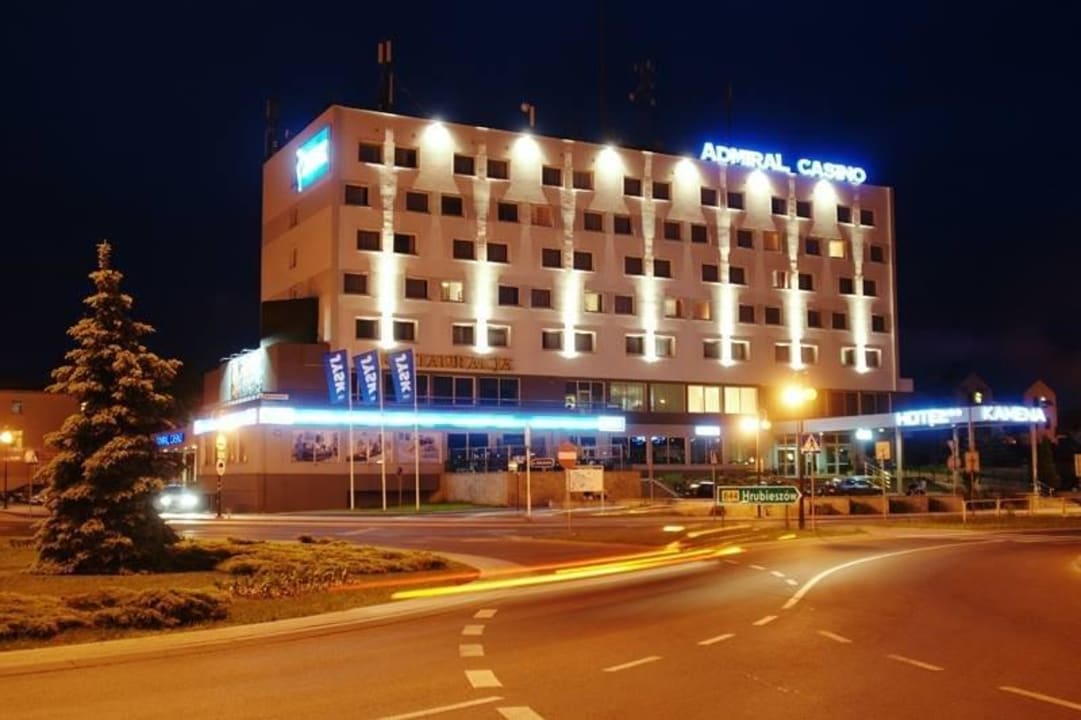 Budynek Hotelu Kamena nocą Hotel Kamena