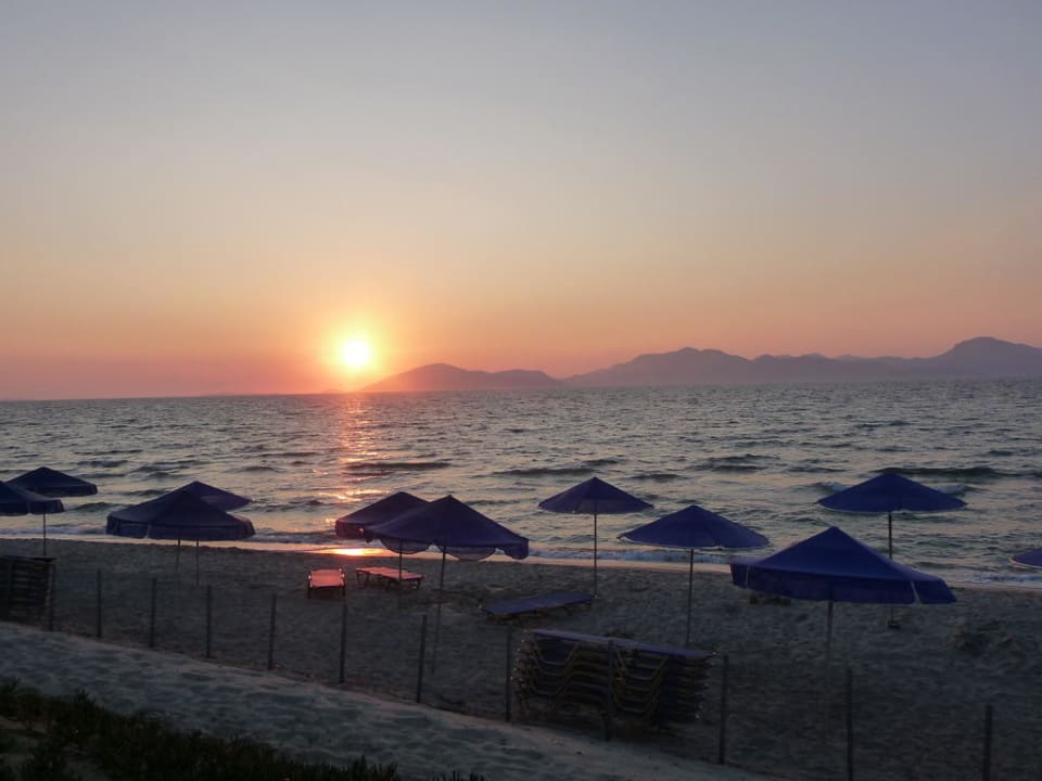 Sonnenuntergang am Hotel-Strand Neptune Luxury Resort