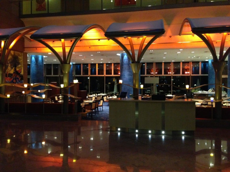 Vor dem Restaurant Hilton Frankfurt City Centre