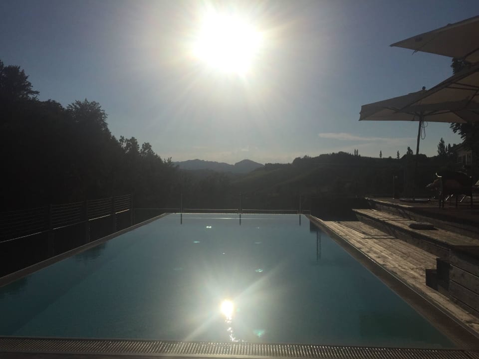 Pool abends Landgut am Pößnitzberg