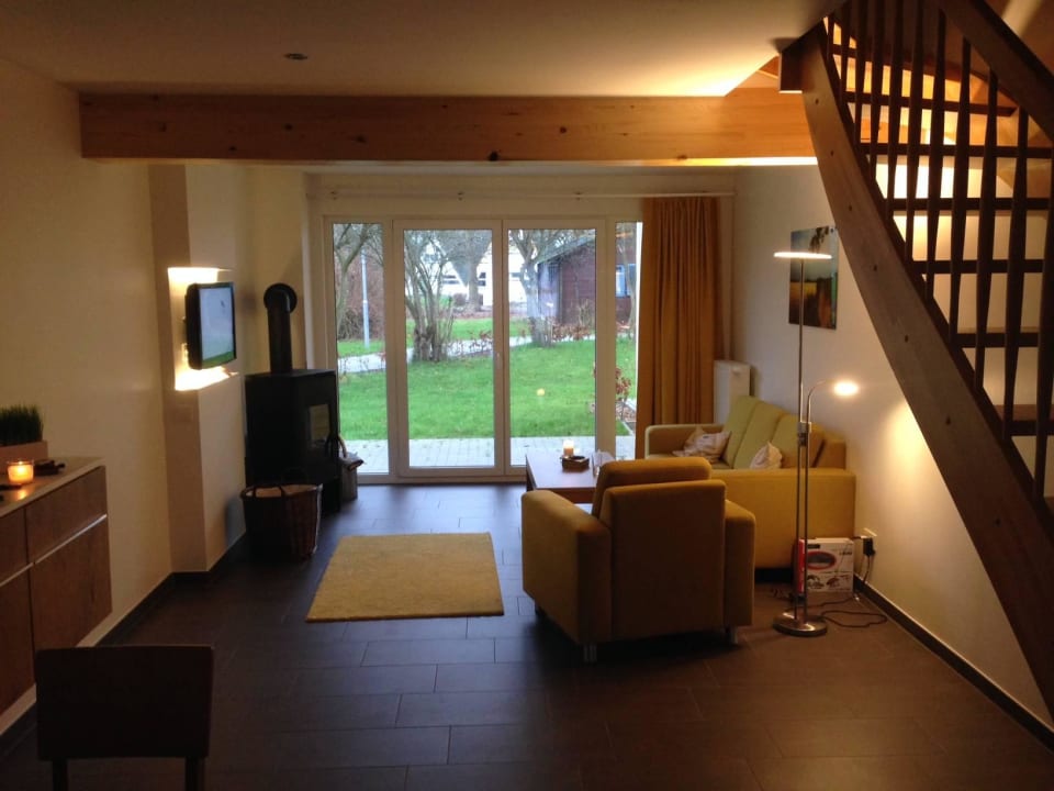 Wohnzimmer mit Gartenblick Ferienhauspark Asgard in Damp