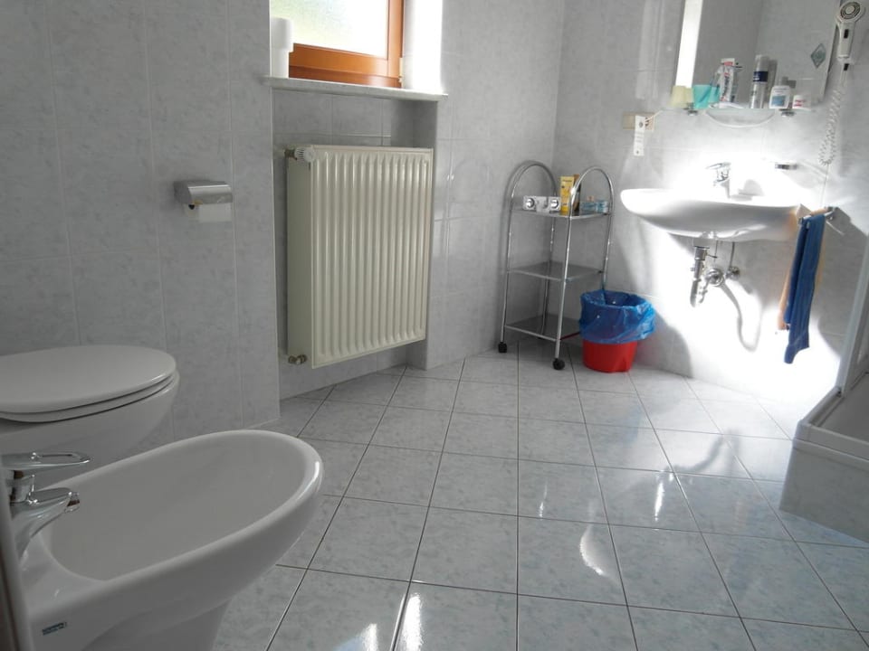 Bad von Zimmer 29 Hotel-Chalet Pennhof