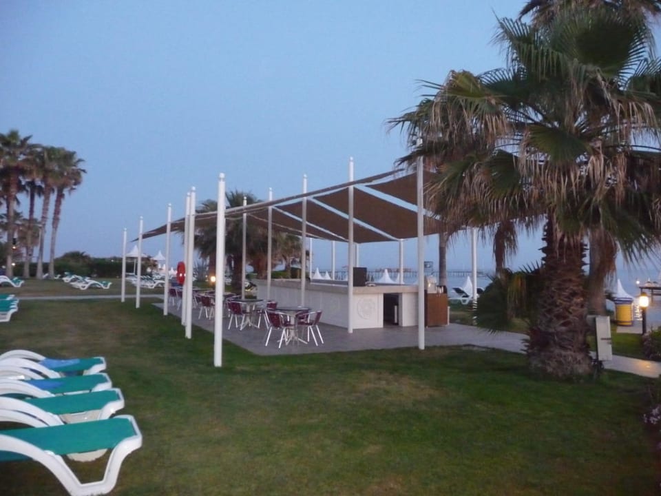 Strandbar am Abend Turquoise Hotel