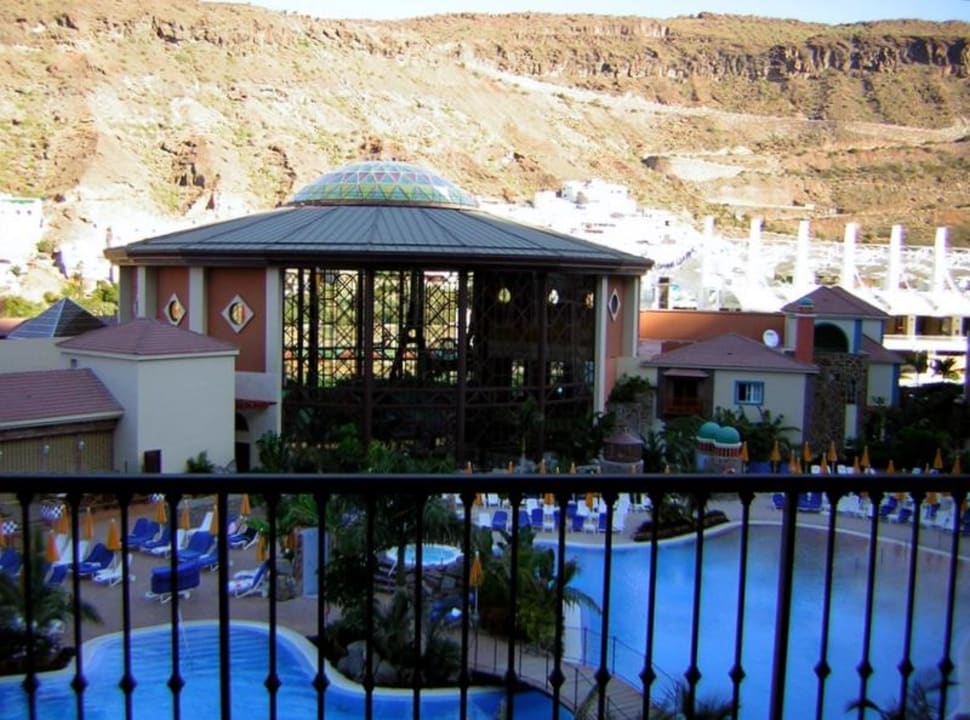 Hotelhalle und einer der beiden Pools Hotel Cordial Mogán Playa