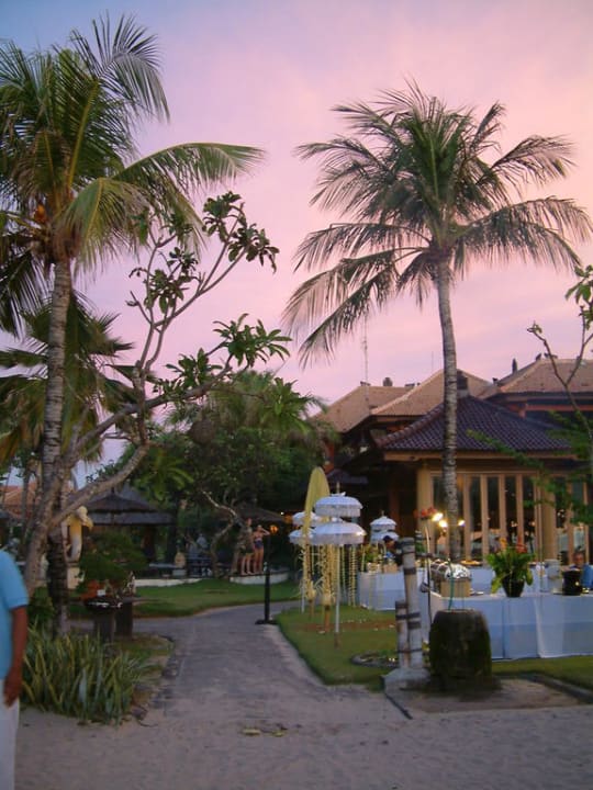 Blick vom Strand zum Frühstücksraum Hotel Keraton Jimbaran Resort