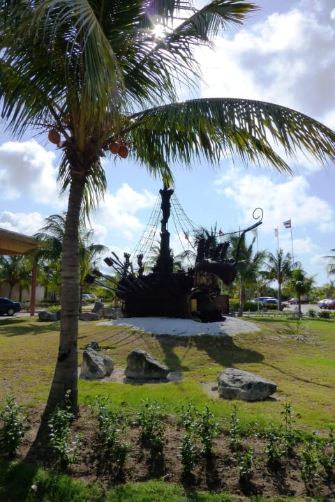 Schiffsskulptur vor der Lobby Melia Las Dunas