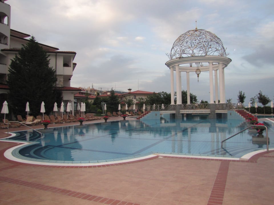 Großzügiger Pool mit Kuppel Helena Sands