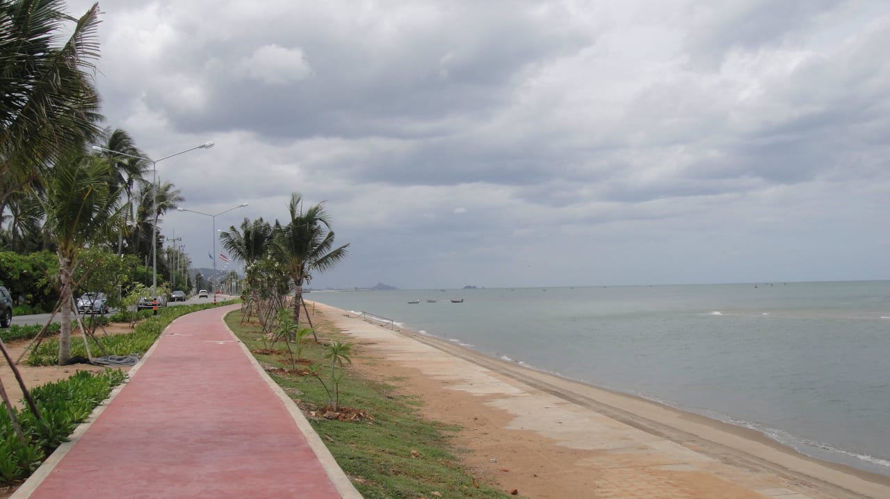Strand neben Hotel Wyndham Hua Hin Pranburi Resort & Villas
