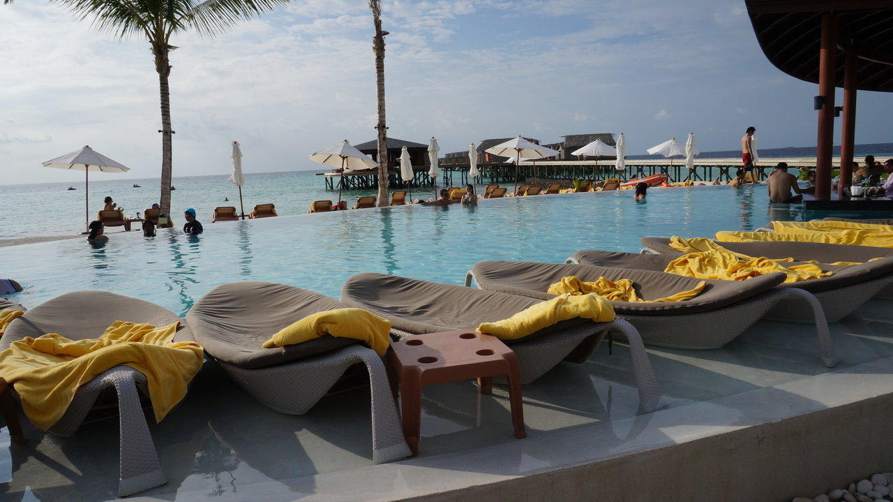 Pool Centara Ras Fushi Resort & Spa Maldives