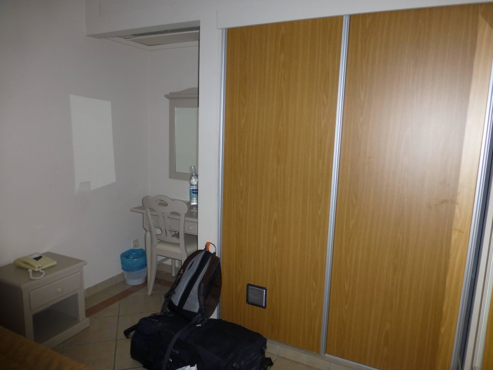 Schrank und Tisch AP Adriana Beach Resort