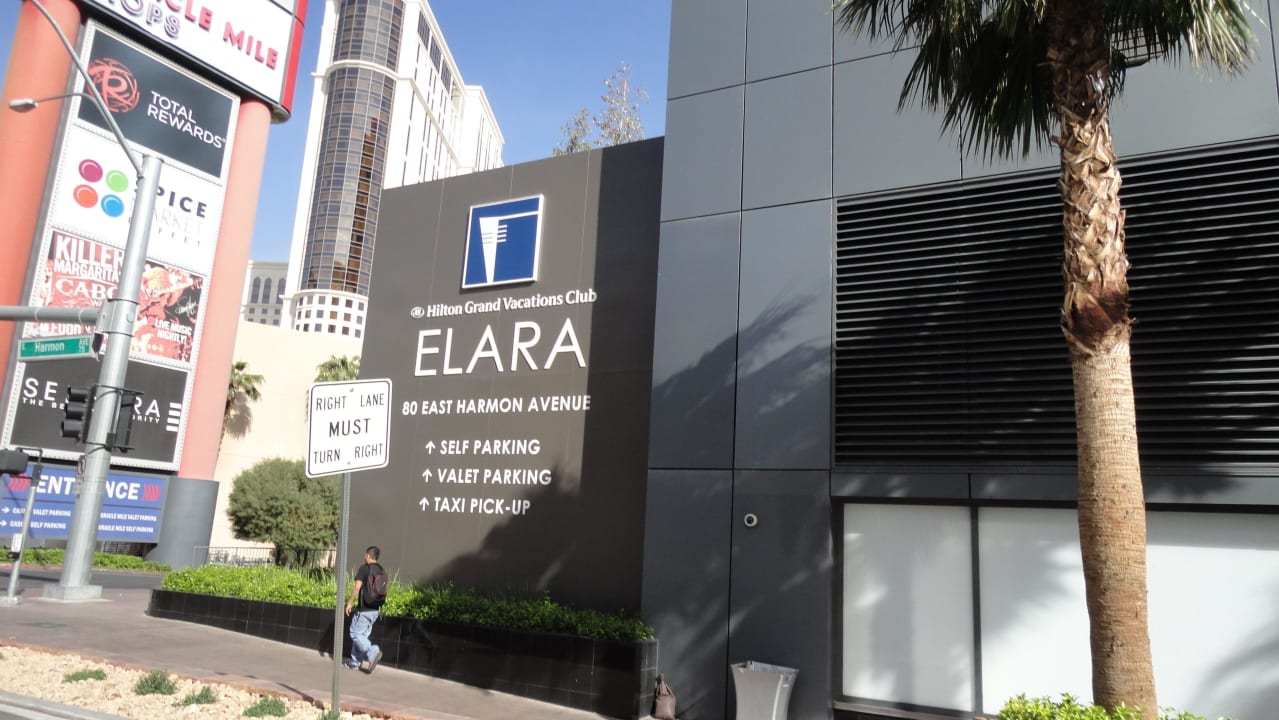 Entrance Hotel Elara - a Hilton Grand Vacations Hotel Center Strip