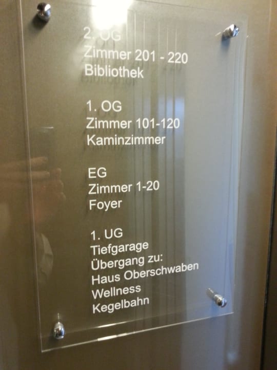 Wegweiser im Lift Landhotel Allgäuer Hof