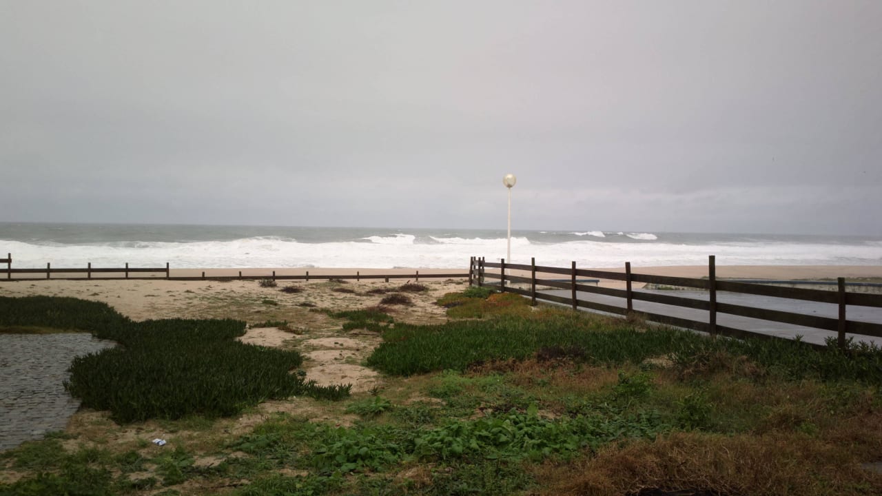 Blick zum Strand neben dem Hotel stehend Hotel Estalgem de Santo Andre