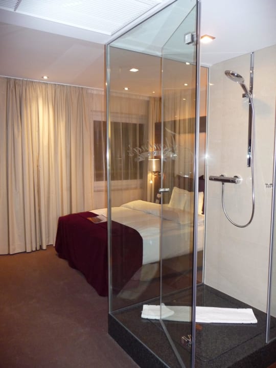 Die Dusche mitten im Zimmer Flemings Hotel Frankfurt Main-Riverside