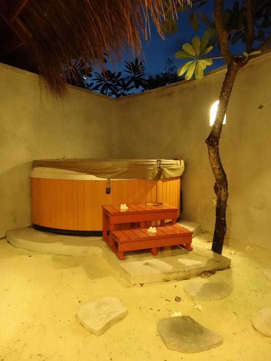 Jacuzzi im Superior Bungalow 122 Kuramathi Maldives