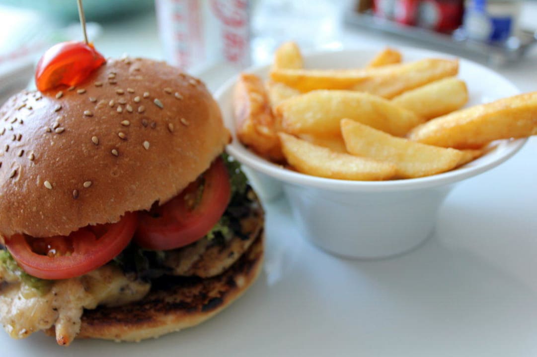 In-Room-Dining: Burger Fairmont Bab Al Bahr
