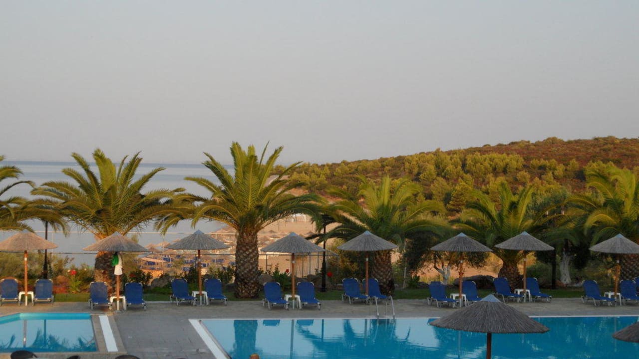 Blick vom Speisesaal auf Pool und Meer Blue Dolphin Resort Hotel