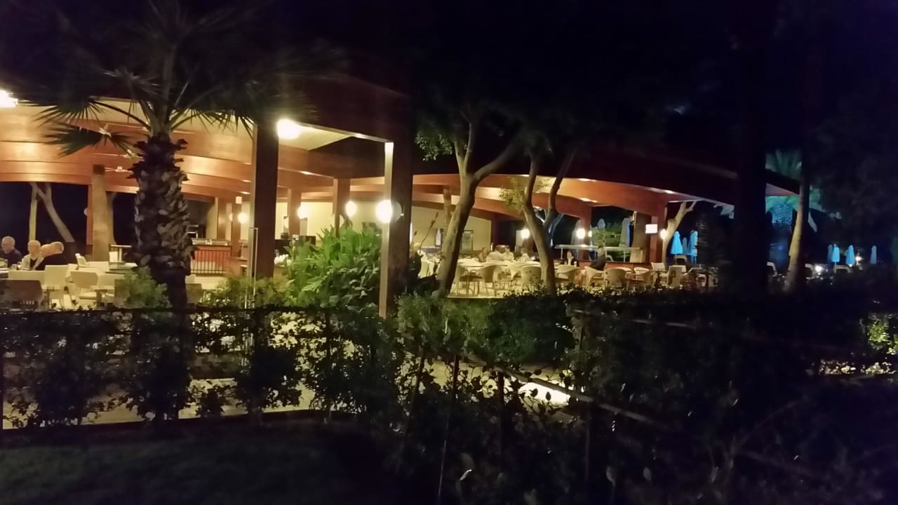 Dolphin- Poolbar am Abend Hotel Grand Side