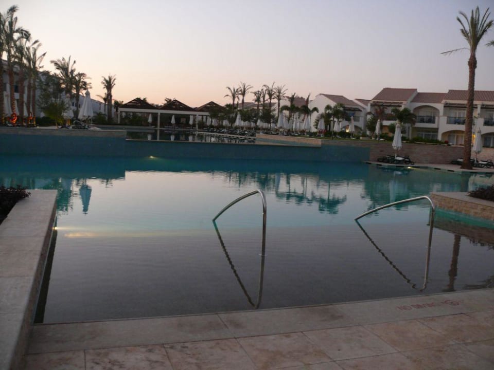 Abendstimmung am Relaxpool Reef Oasis Blue Bay Resort