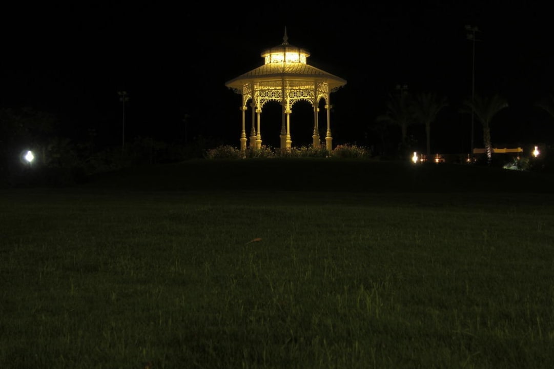 Bei Nacht Steigenberger ALDAU Beach Hotel