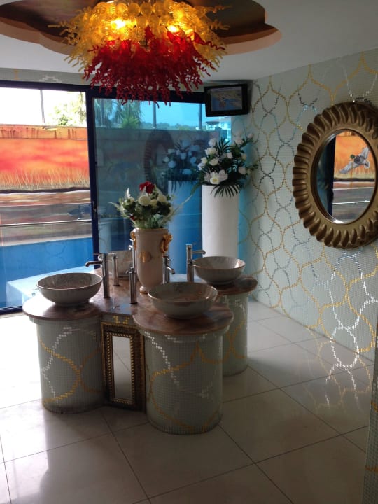 Toilette in der Lobby Granada Luxury Okurcalar