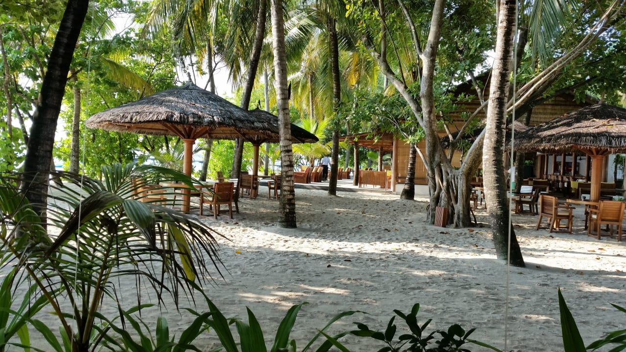 Blick vom Hauptrestaurant zur Hauptbar NH Collection Maldives Reethi Resort