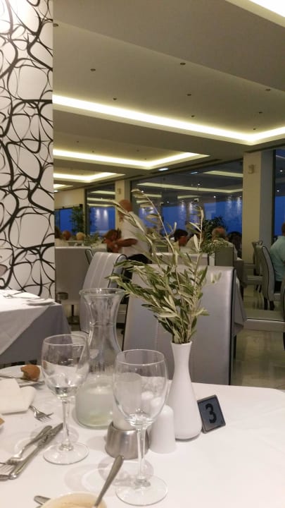 Notre table au restaurant  Asterias Beach Resort