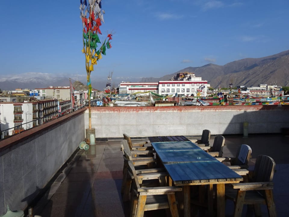 Blick von der Dachterrasse Lhasa Yak Hotel