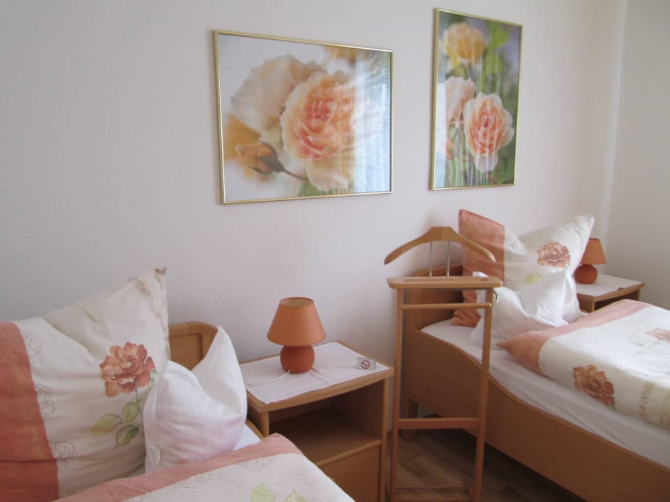 Schlafzimmer mit 2 Einzelbetten Annettes Rosengarten Ferienwohnung