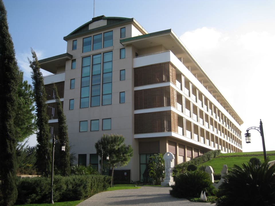 Ein Flügel des Hauptgebäudes und der Garten davor Voyage Belek Golf & Spa