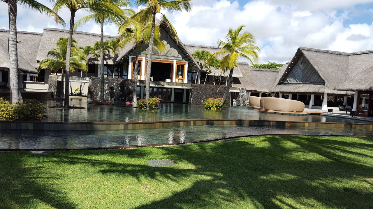 Von der Strandseite auf dias Haupthaus Constance Belle Mare Plage