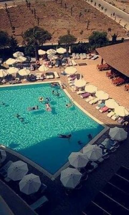 Výhled na bazén z terásky Saturn Palace Resort Hotel
