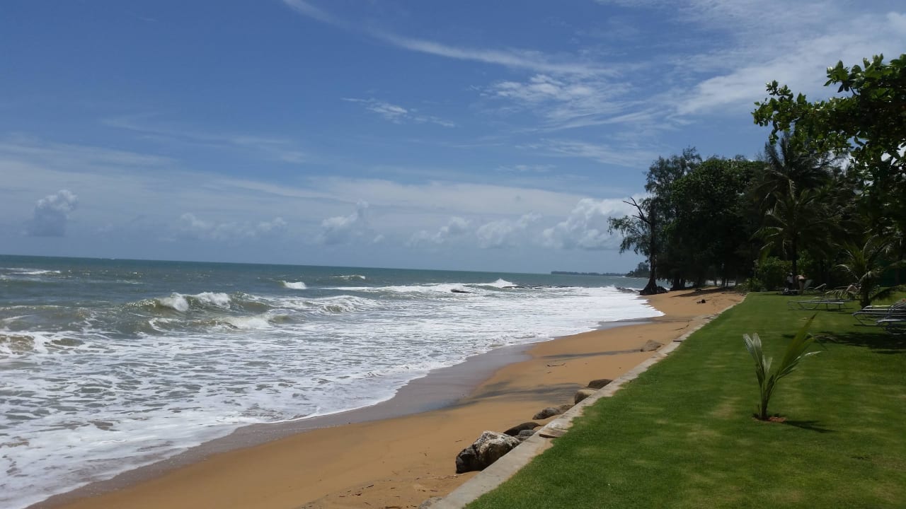 Strand ca. 200m entfernt, beim Schwestern Hotel The Leaf on The Sands by Katathani