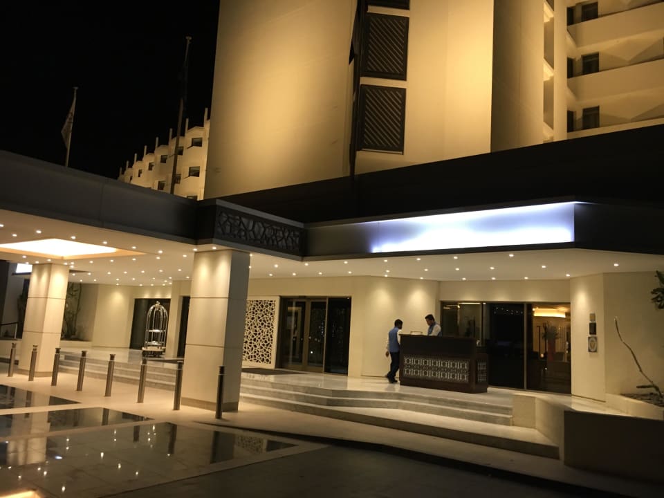 Hoteleingang JA Beach Hotel