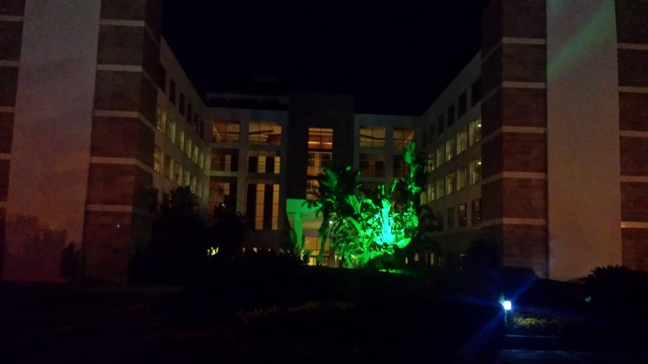 Eingang bei Nacht  Horus Paradise Luxury Resort & Club